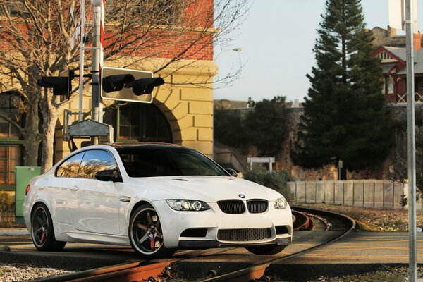 BMW auf den Gleisen der Stadt