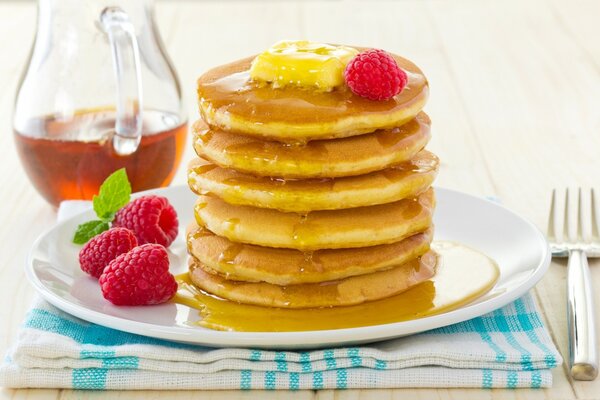 Pankakes con miel adornados con frambuesas