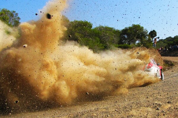 Sport Ford soulève un nuage de poussière