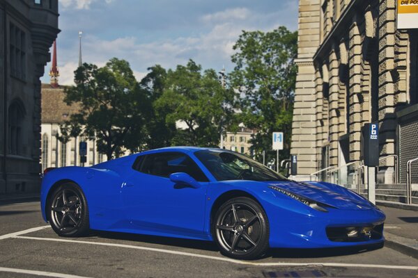 Ferrari blu nella città estiva