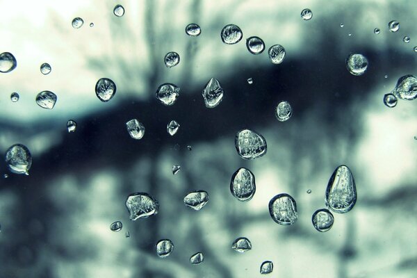 Gouttes de pluie sur verre dans le style de prise de vue macro