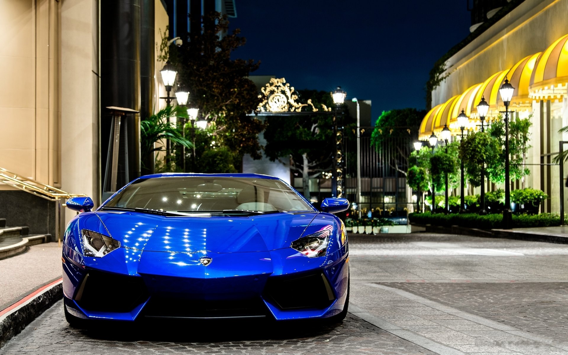 lamborghini aventador lp700-4 blue lamborghini aventador front reflection evening street light