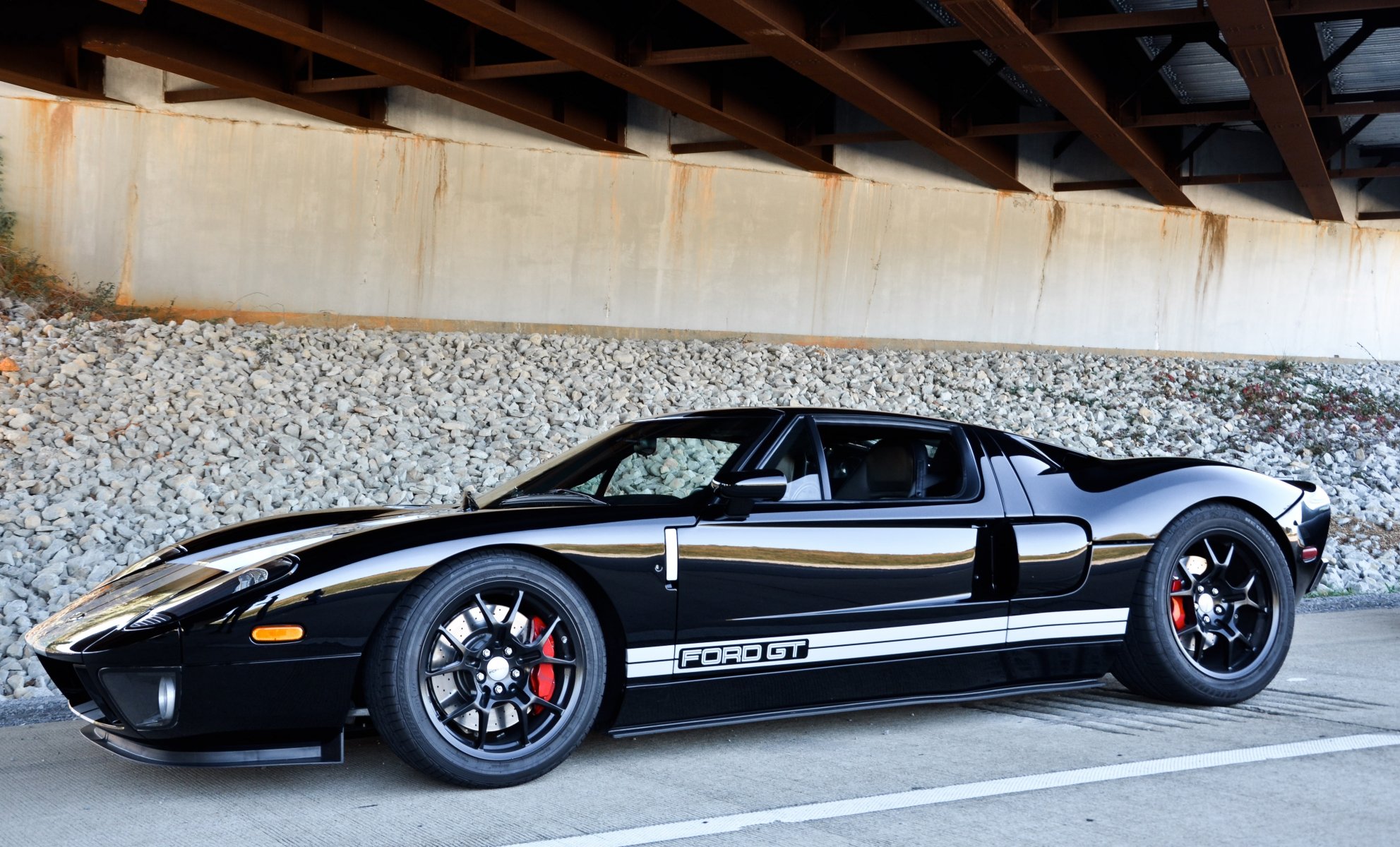 ford gt negro fordgt vista lateral carretera marcas escombros