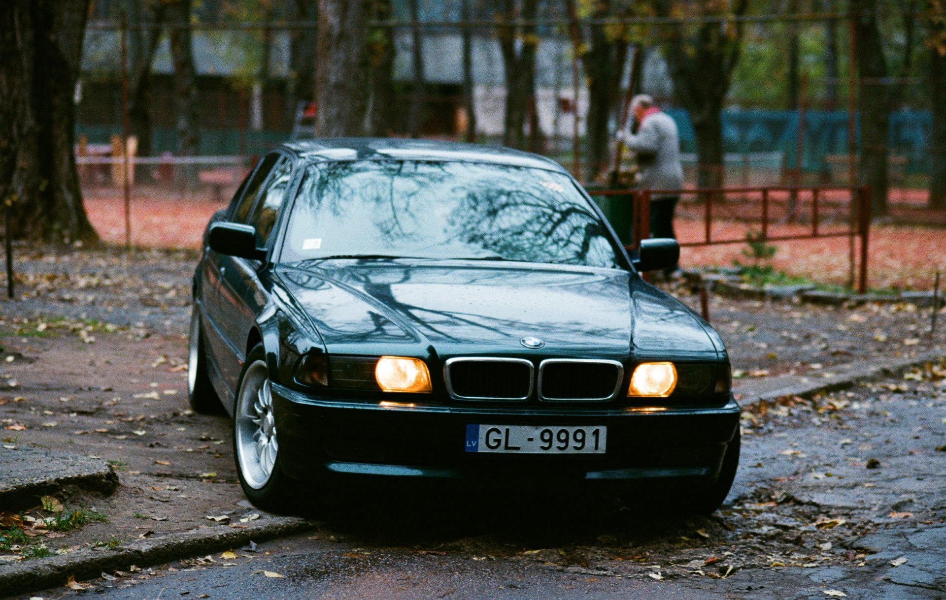 bmw 740 e38 city street buildings houses yard bandits boomer seven