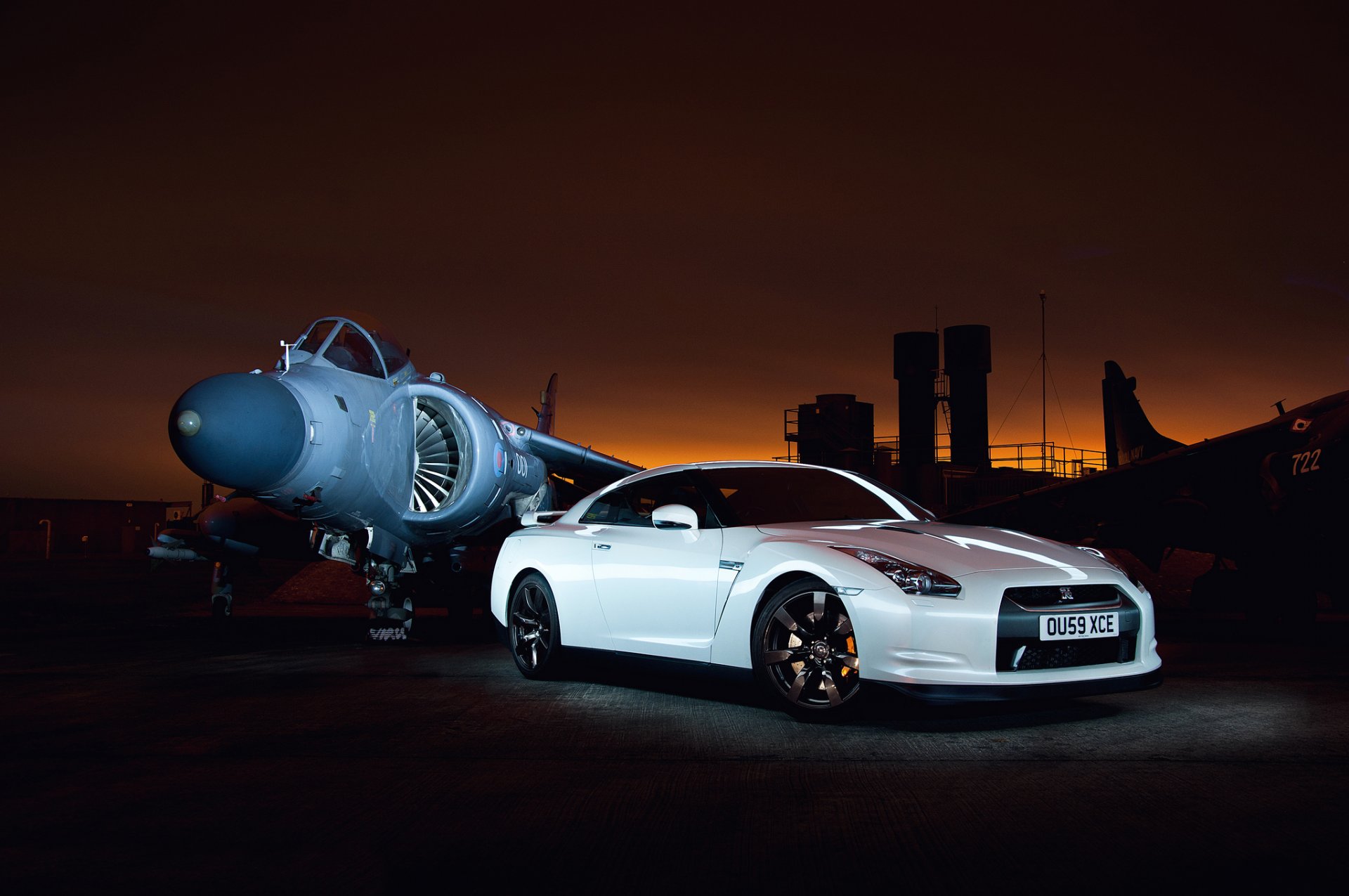 nissan r35 gtr godzilla blanc aérodrome coucher de soleil exposition