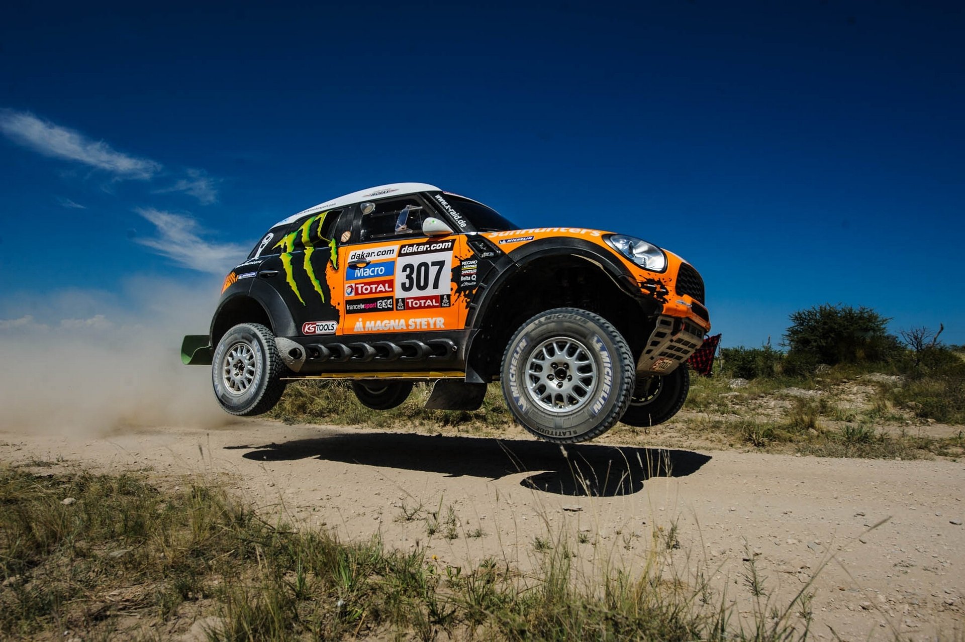 mini cooper mini mini cooper auto suv día naranja coche dakar x-raid rally carrera marco de congelación sombra cielo ruedas en el aire velocidad