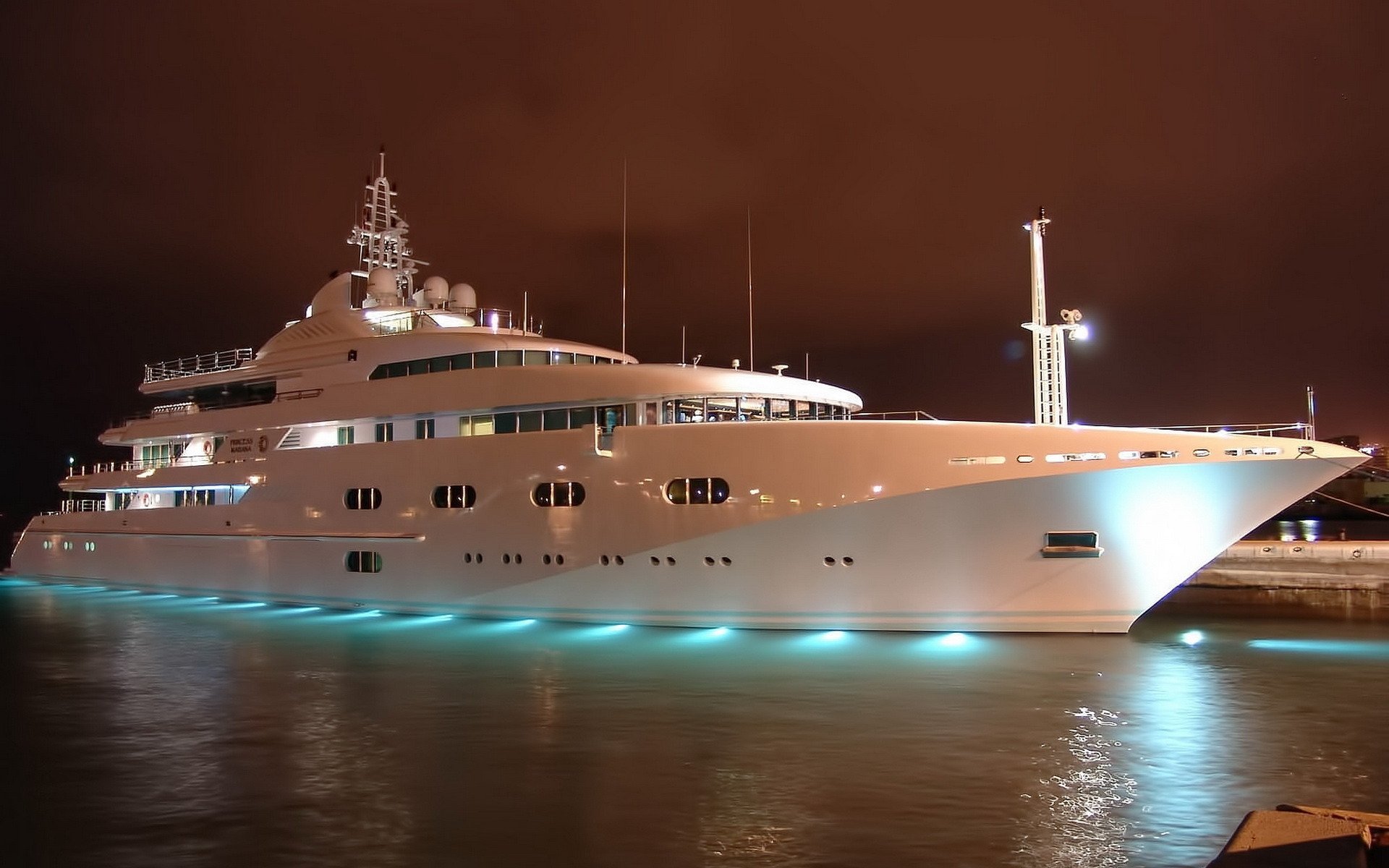 yacht grand soir nuageux