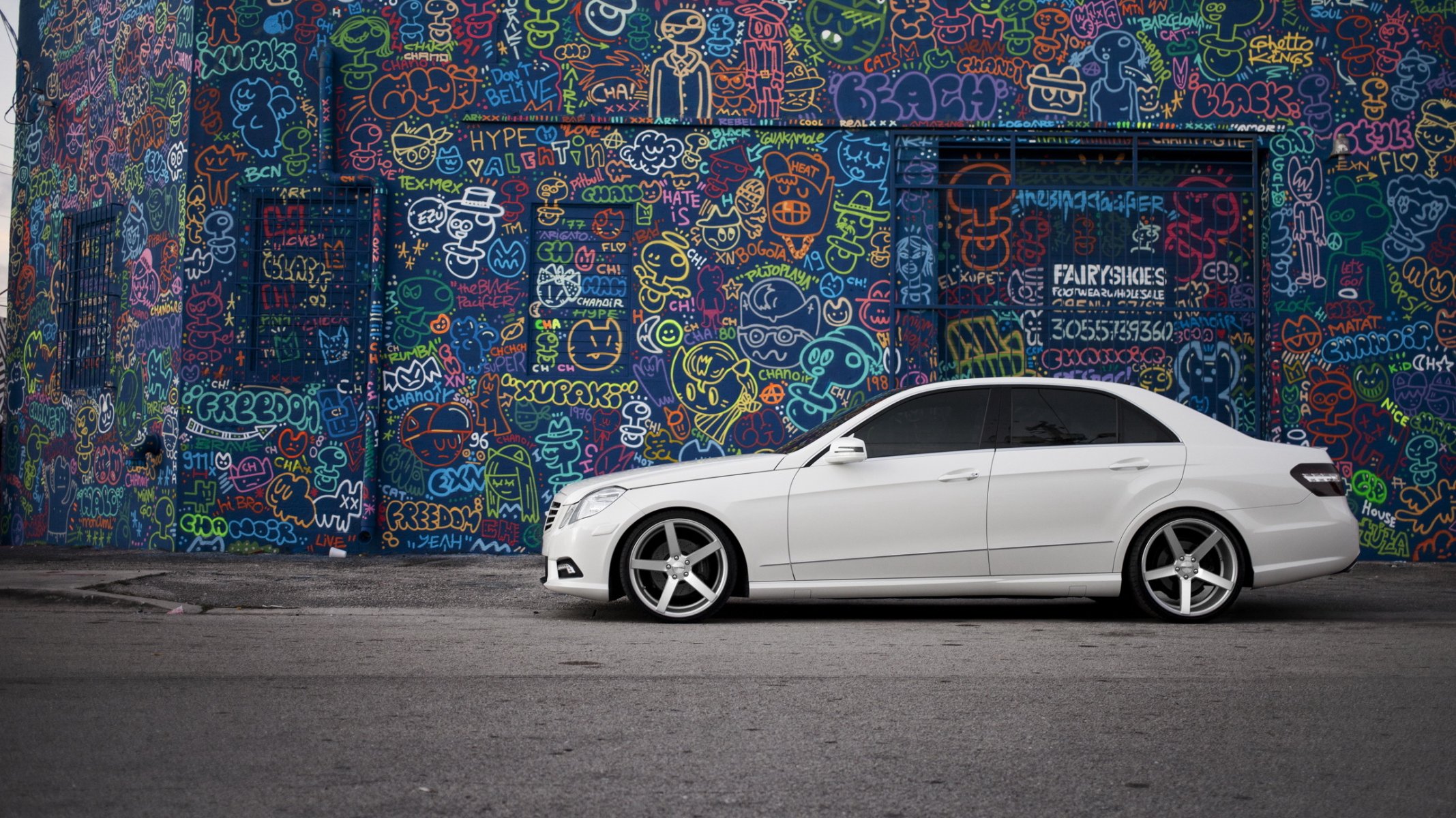 mercedes clase e tuning blanco graffiti teñido lateral llantas