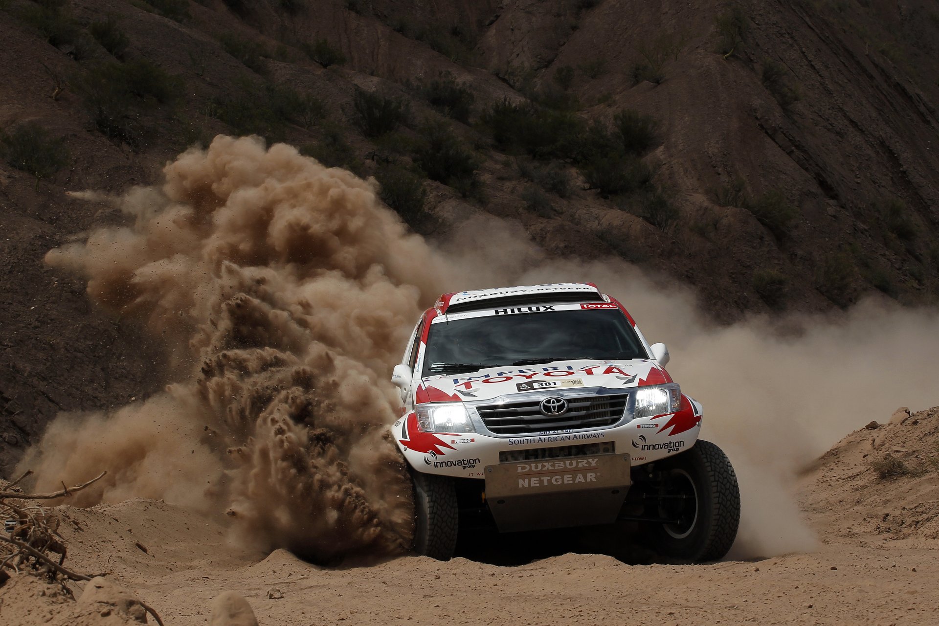 toyota hilux zlot toyota przód dakar piasek zakręt