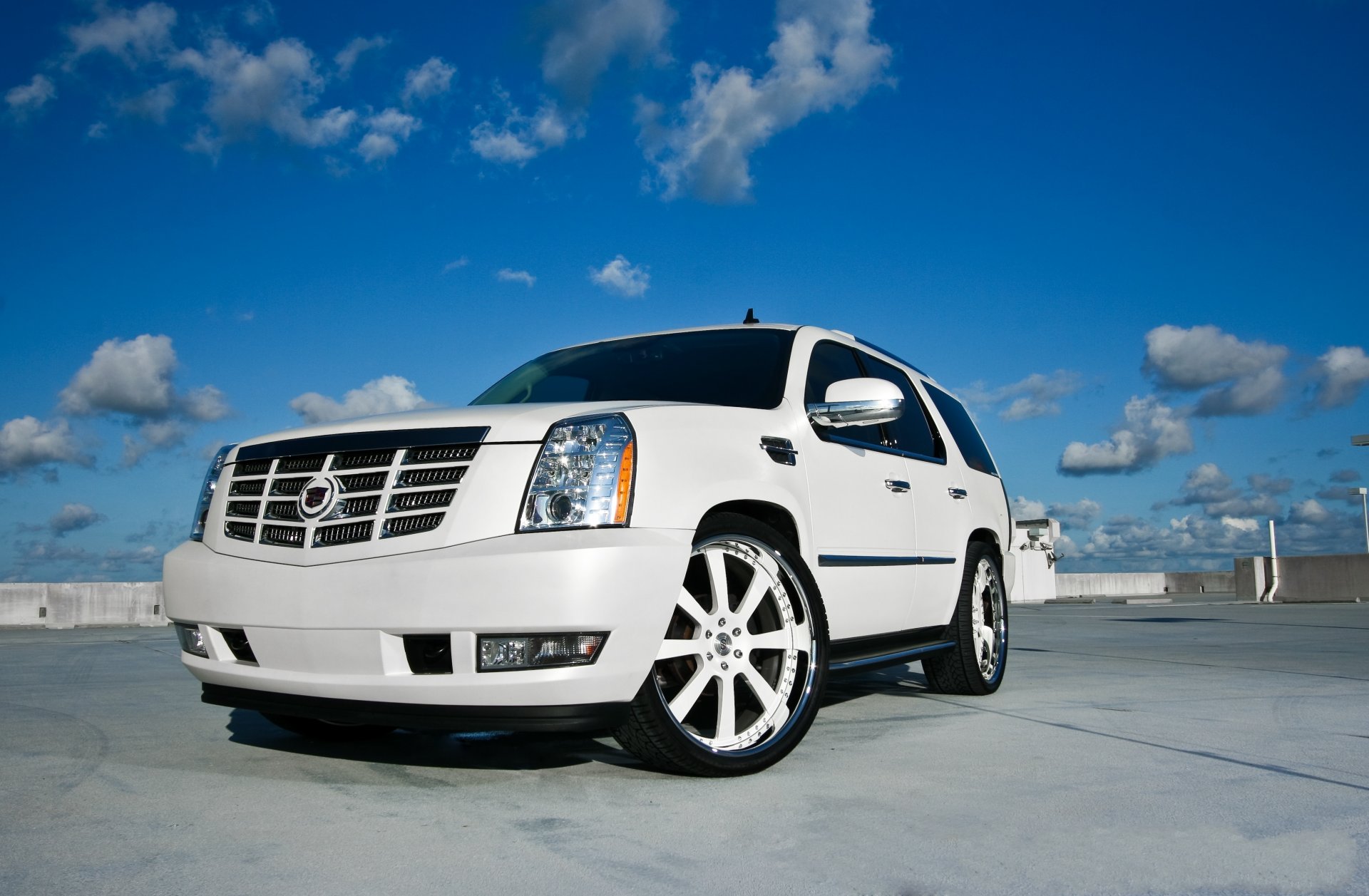 cadillac escalade bianco cielo nuvole cadillac escalade anteriore