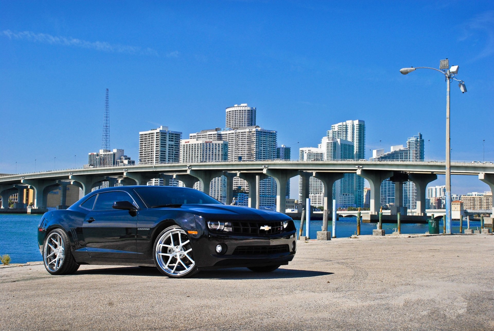 chevrolet camaro ss schwarz miami florida chevrolet camaro ss promenade brücke gebäude laterne