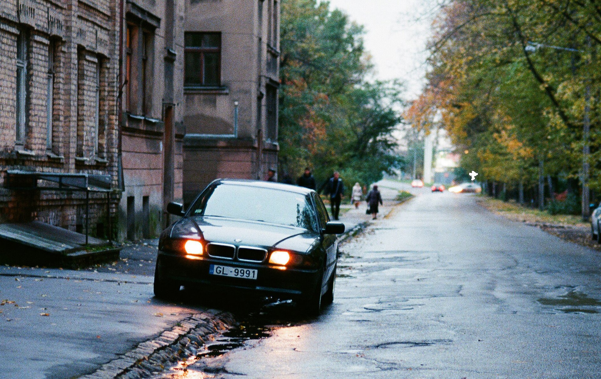 bmw 740 e38 città strada edifici case cortile russia banditi boomer beha sette