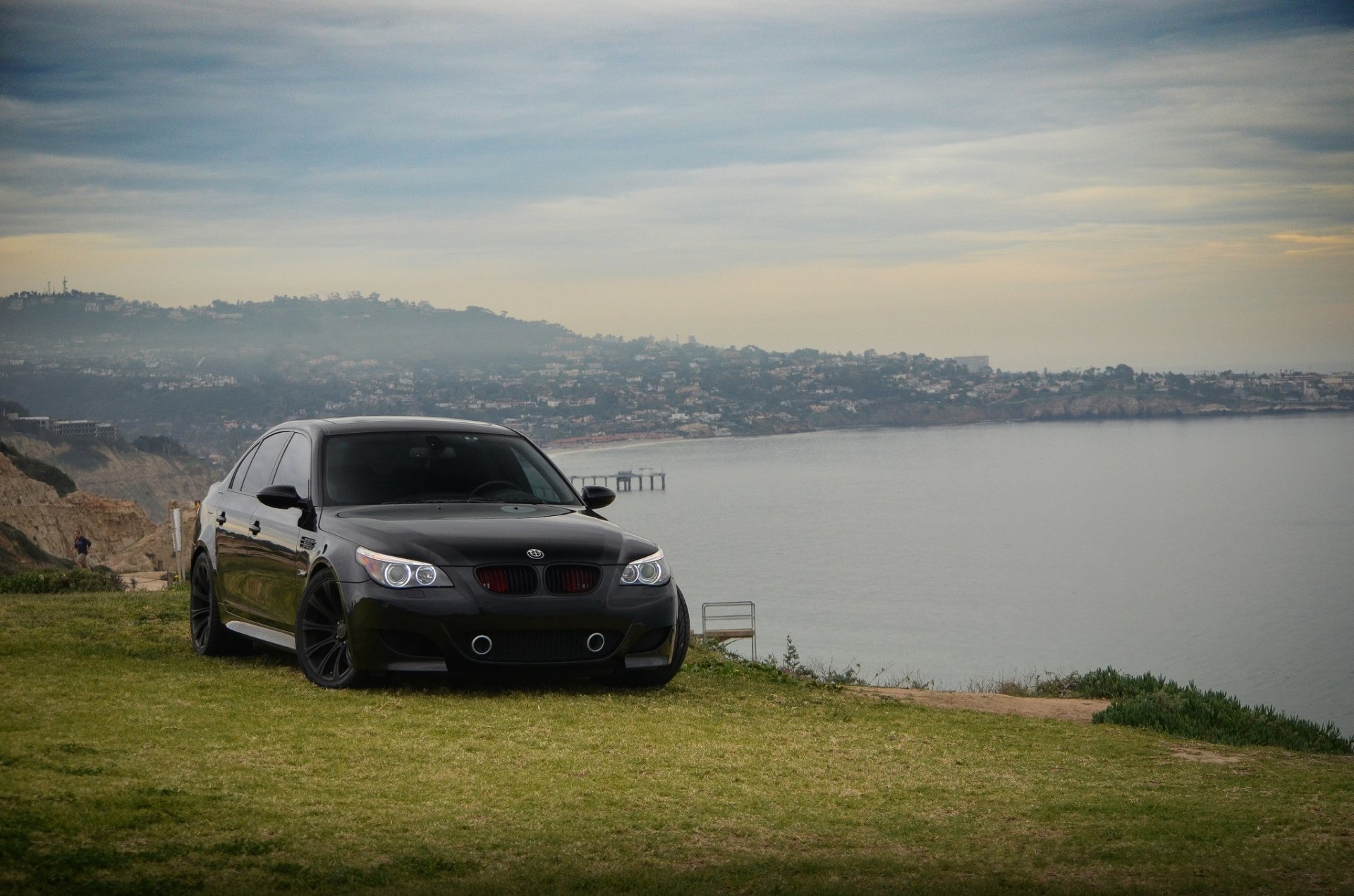 bmw m5 e60 negro bmw sedán tuning vista frontal pendiente mar cielo nubes