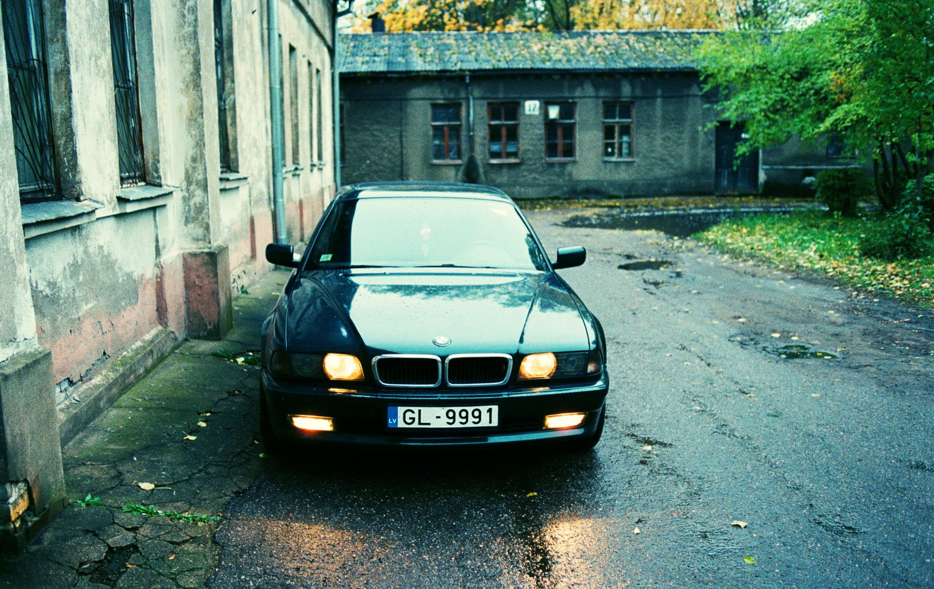 bmw 740 e38 città asfalto bagnato case cortile banditi boomer fari sera sette beha