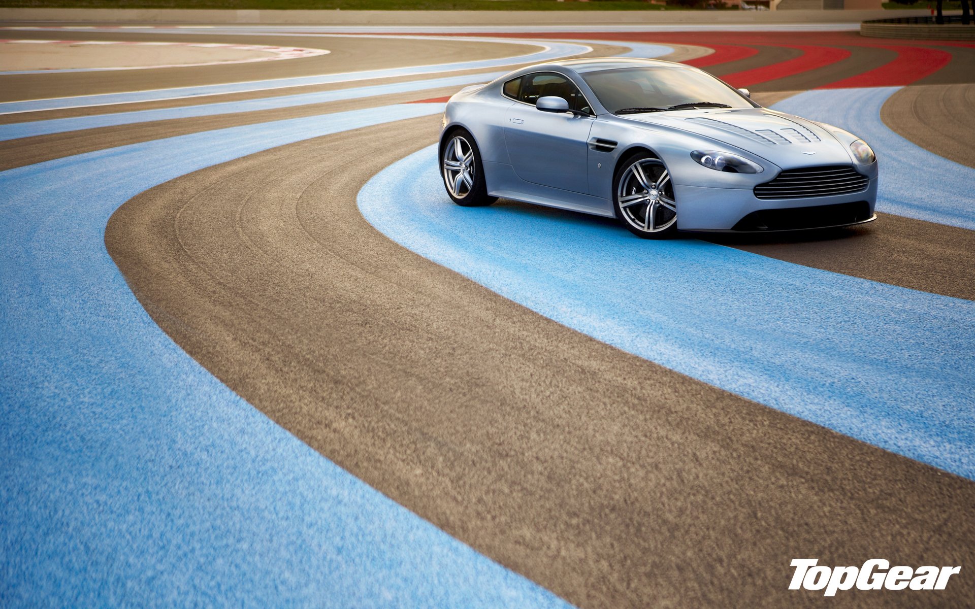 top gear top gear top gear mejor programa de televisión y revista aston martin v12 vantage aston martin v12 ventage superdeportivo delantero pista de carreras paul ricard