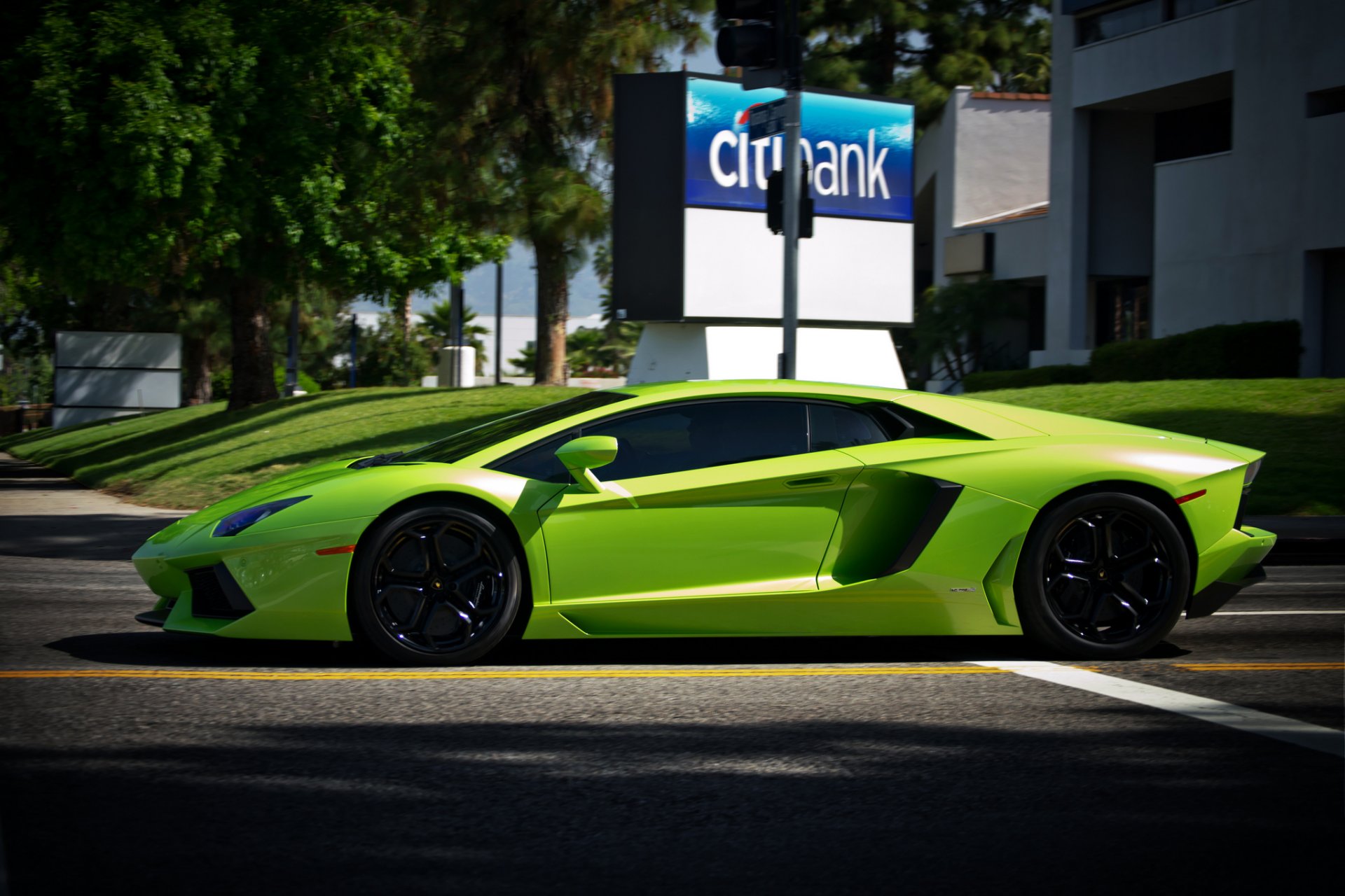 lamborghini aventador lp700-4 grün lamborghini aventador proophile straße markierung schatten ampel bäume