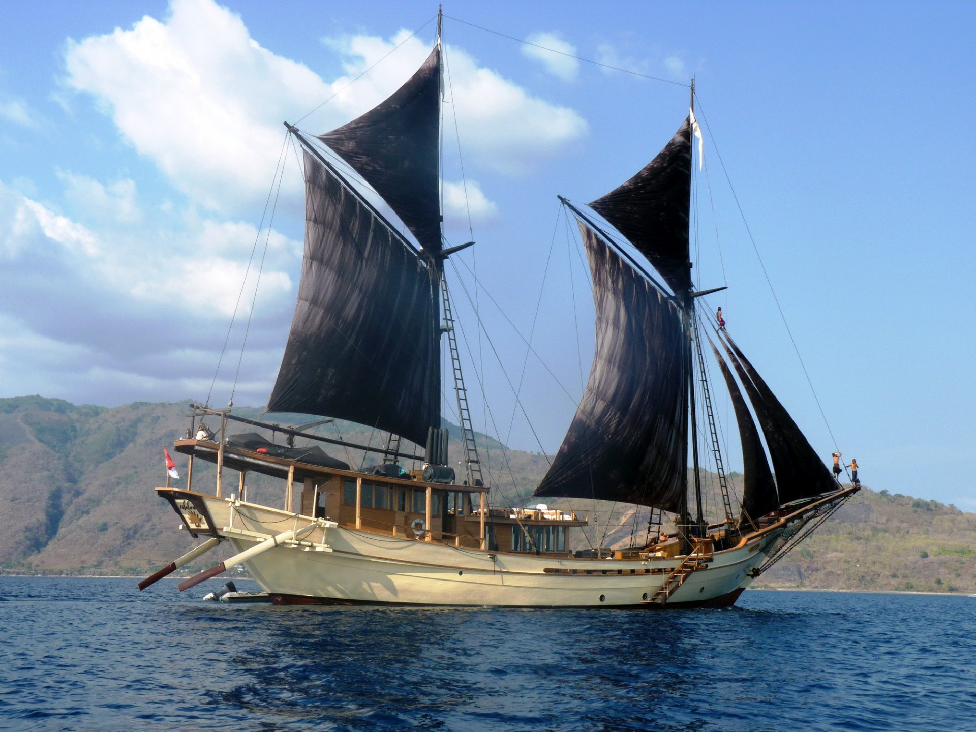 barco yate velas mástiles mar cielo nubes