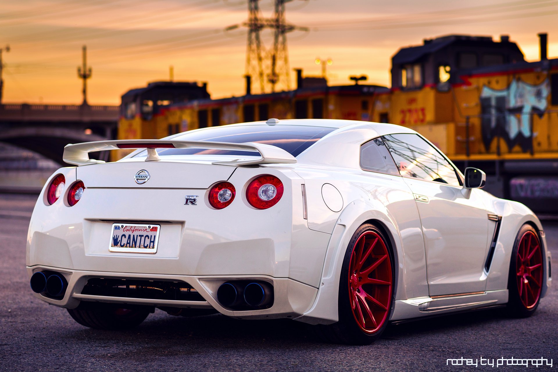 nissan gt-r blanc arrière rouge jantes ciel coucher de soleil train