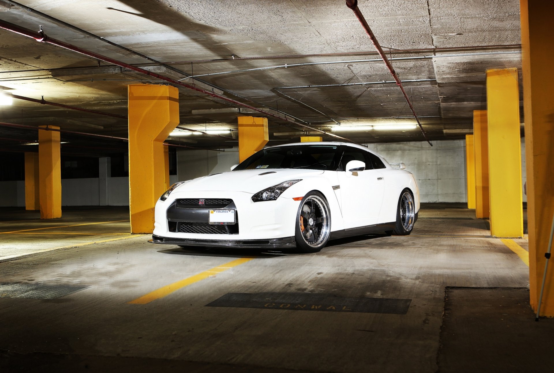 nissan gtr r35 blanc roues nissan gtr jantes plaque d immatriculation avant parking colonnes