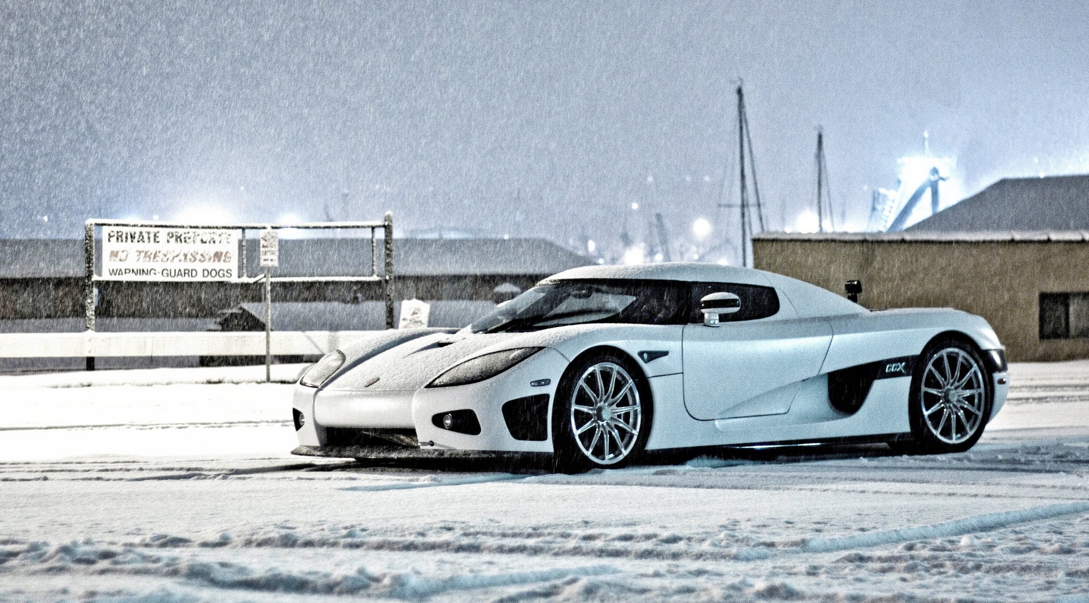 koenigsegg ccx blanc neige hiver keninsegg vue latérale hiver ciel bâtiments