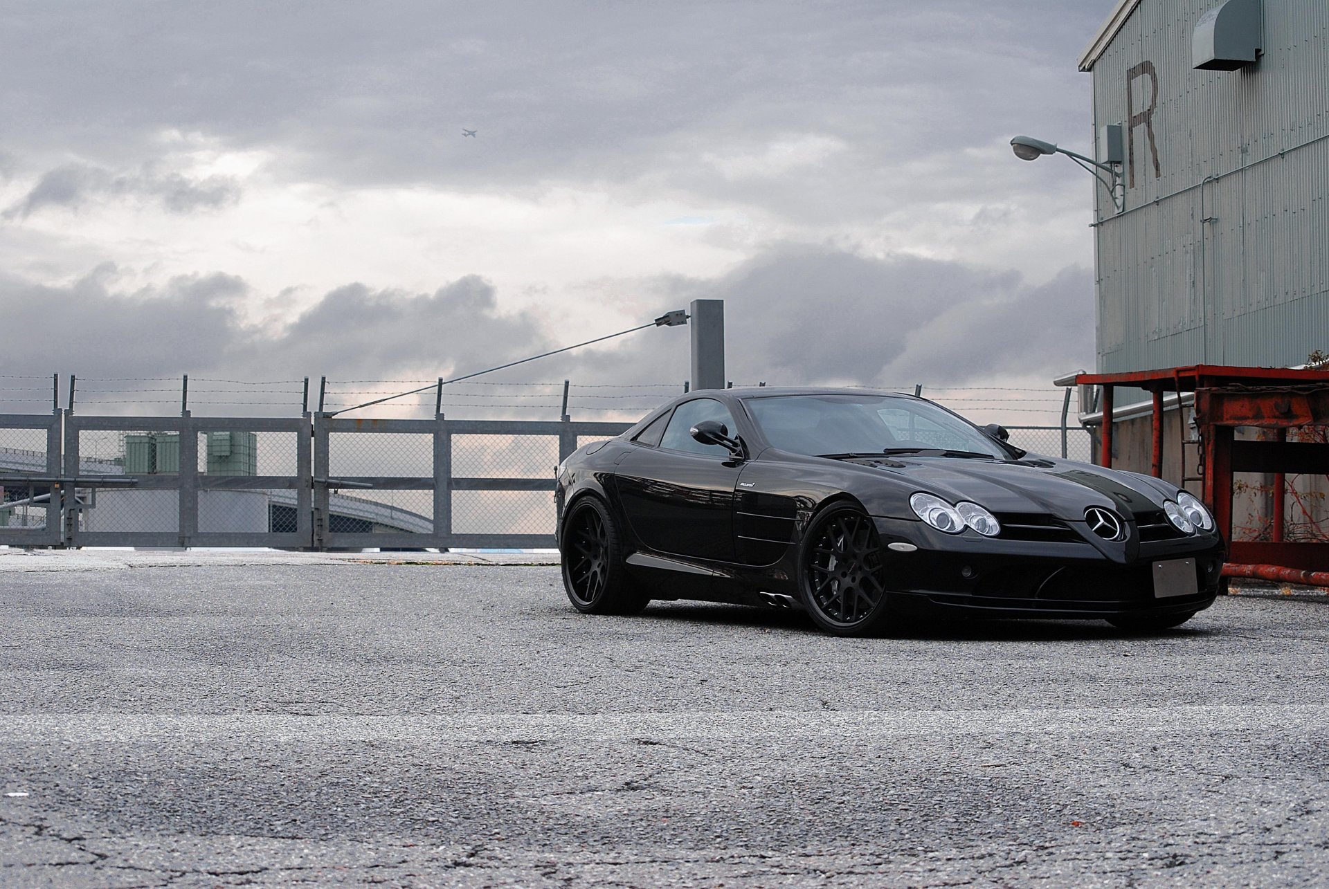 mercedes benz slr mclaren negro mercedes benz mclaren vista frontal barandilla alambre de púas