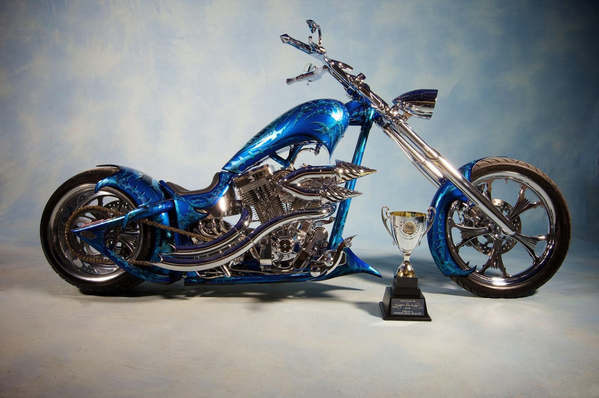 niebieski rower chopper airbrush design tuning puchar nagroda