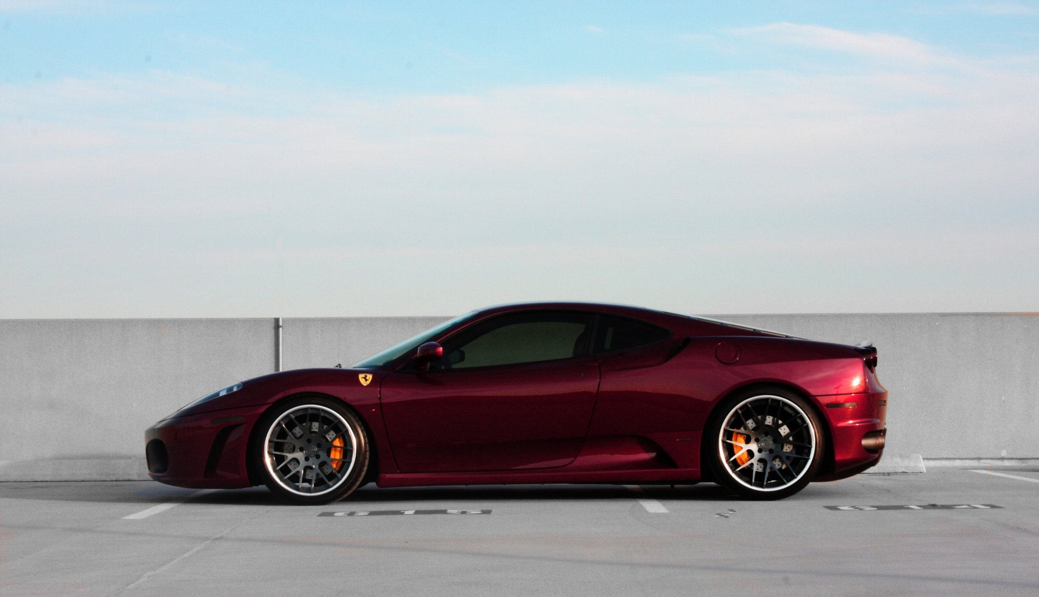 ferrari f430 ruote rosse nero ferrari profilo rosso scuro cerchi parete cielo