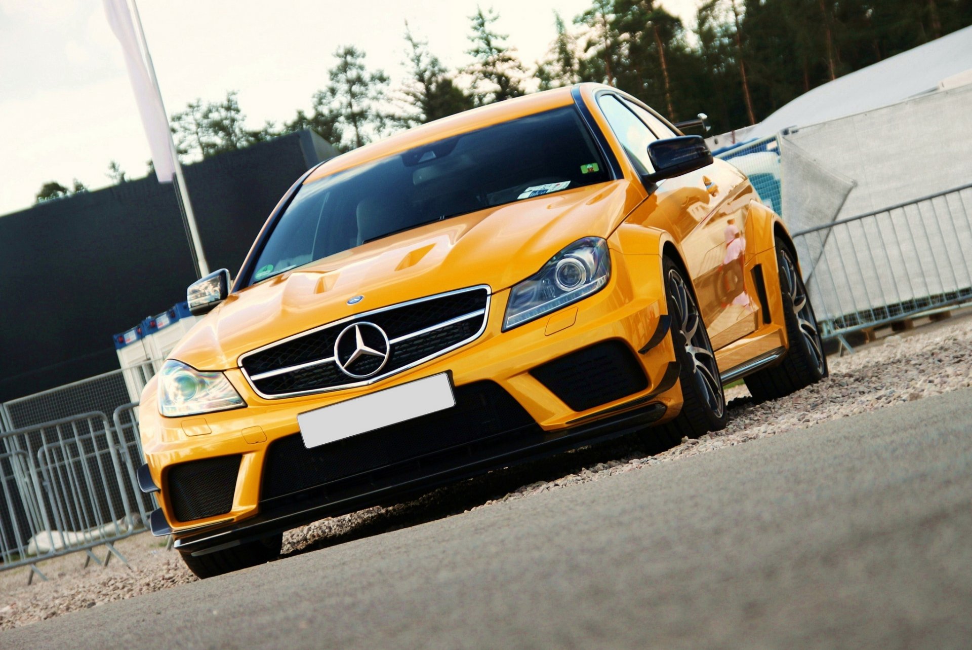 mercedes benz c63 black series jaune tuning amg