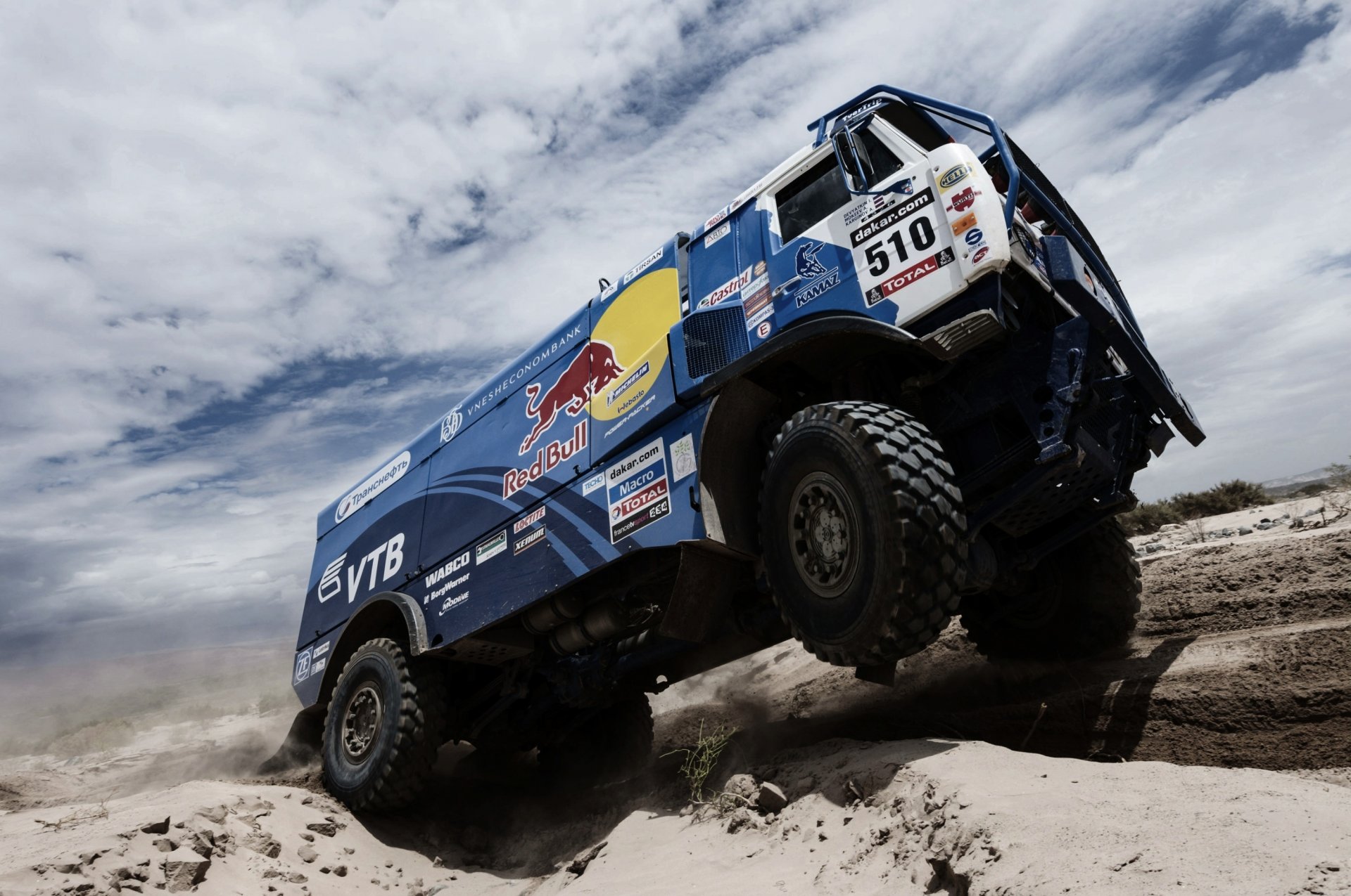 kamaz dakar rajd niebo chmury czerwony byk off-road