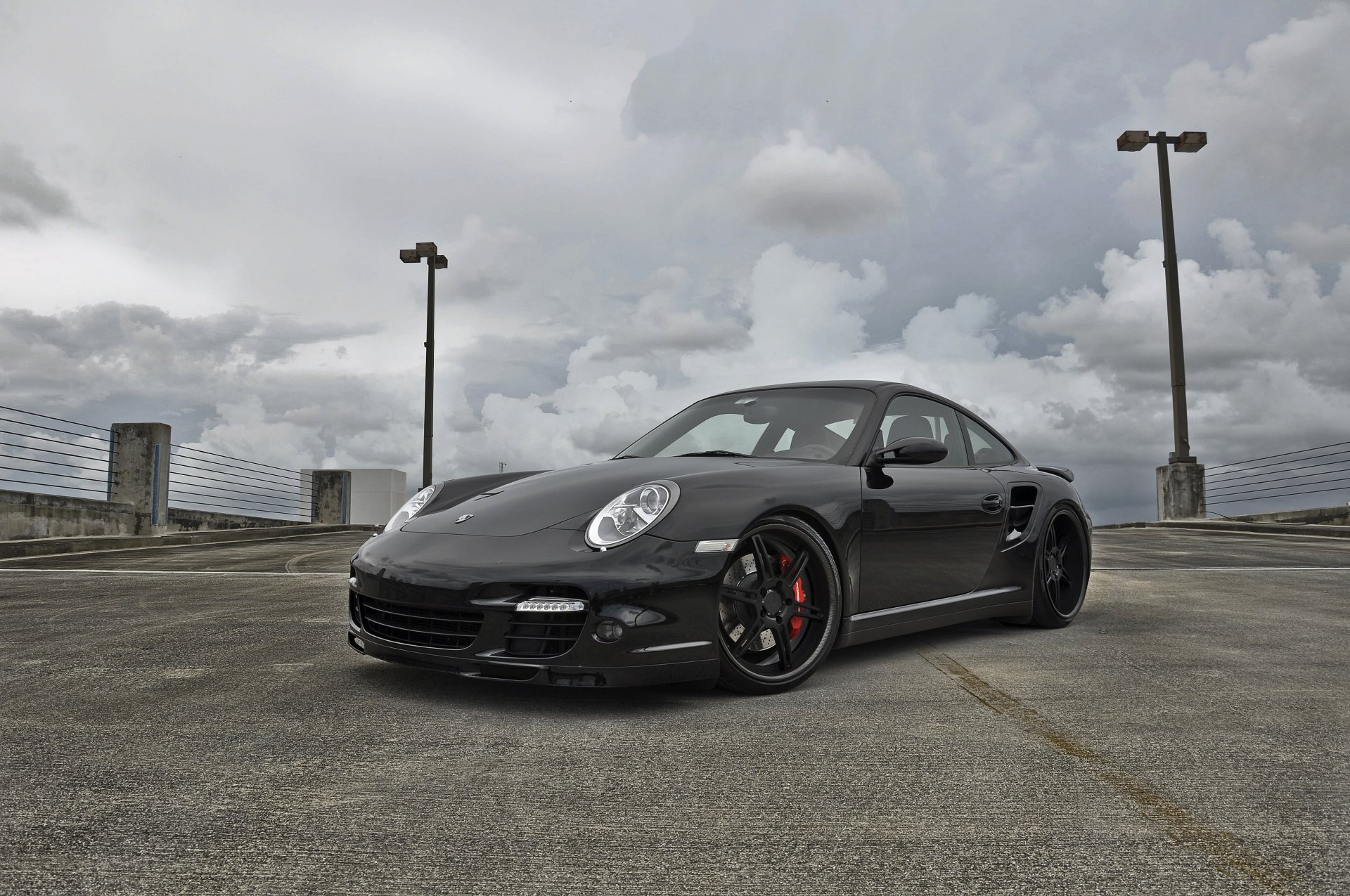 porsche carrera blacjkparking / porsche carerra niebo światła chmury