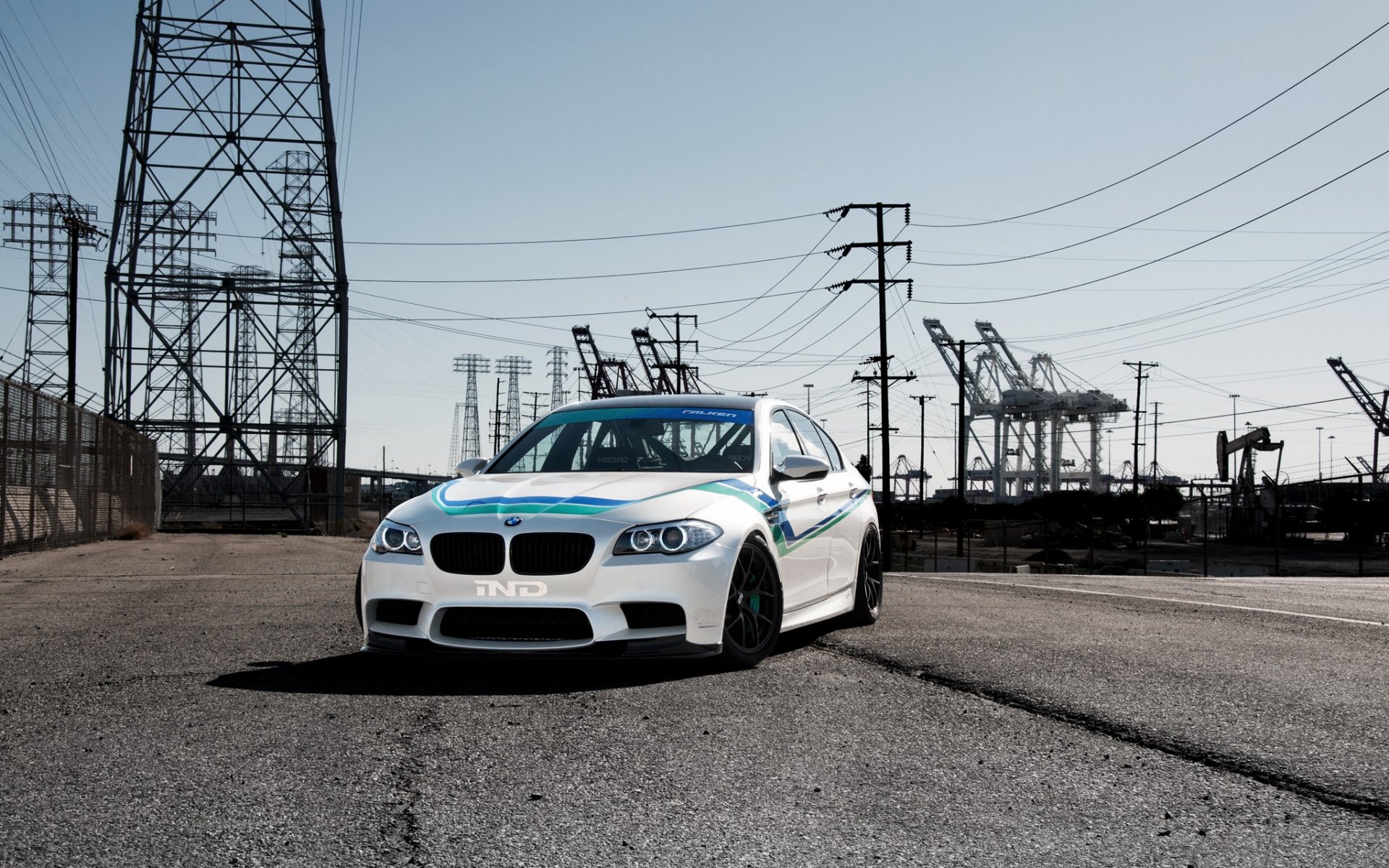 bmw m5 f10 bianco bmw vista anteriore luce del giorno linee elettriche supporti ad alta tensione