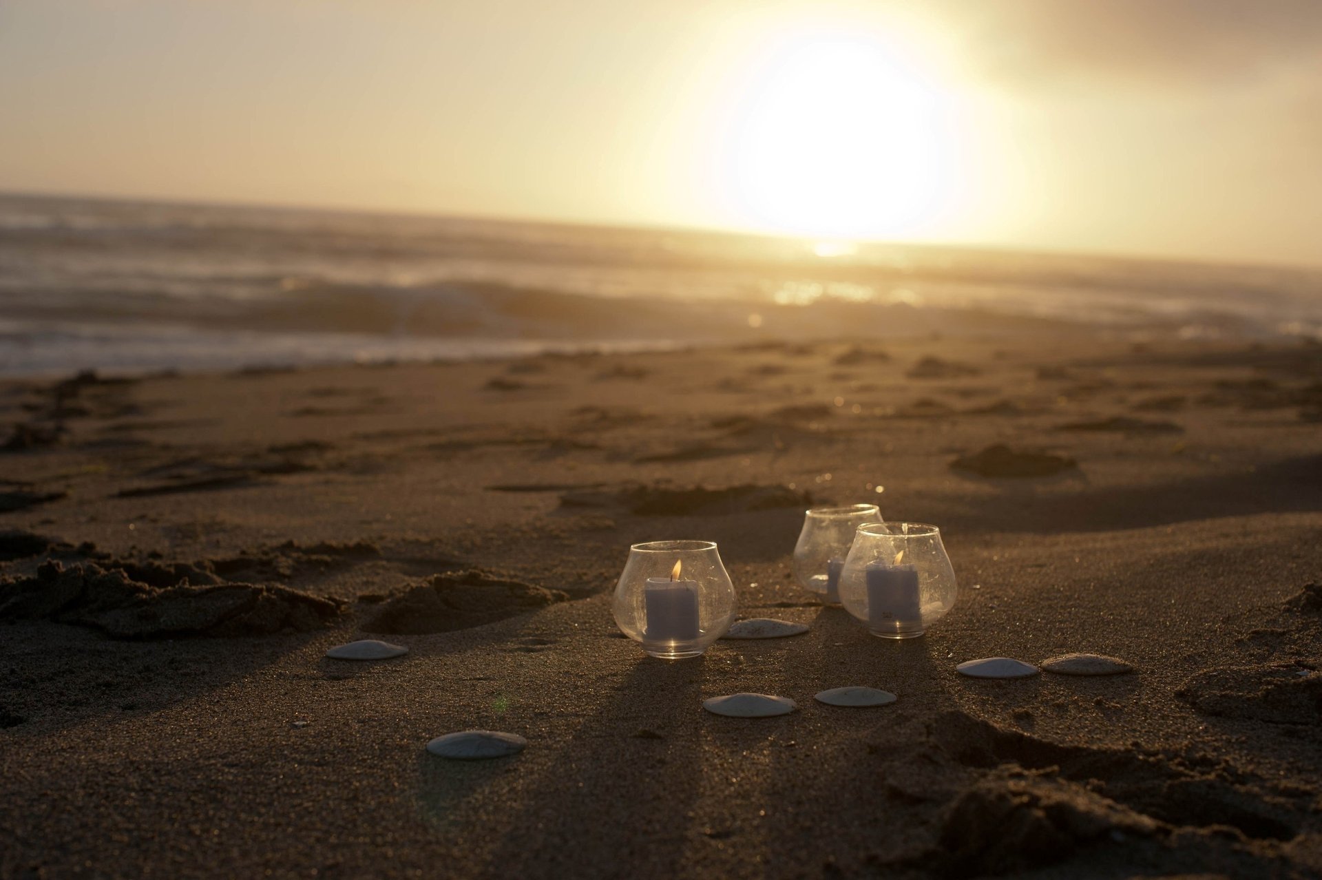 soirée mer coquillages coucher de soleil plage sable bougies vagues