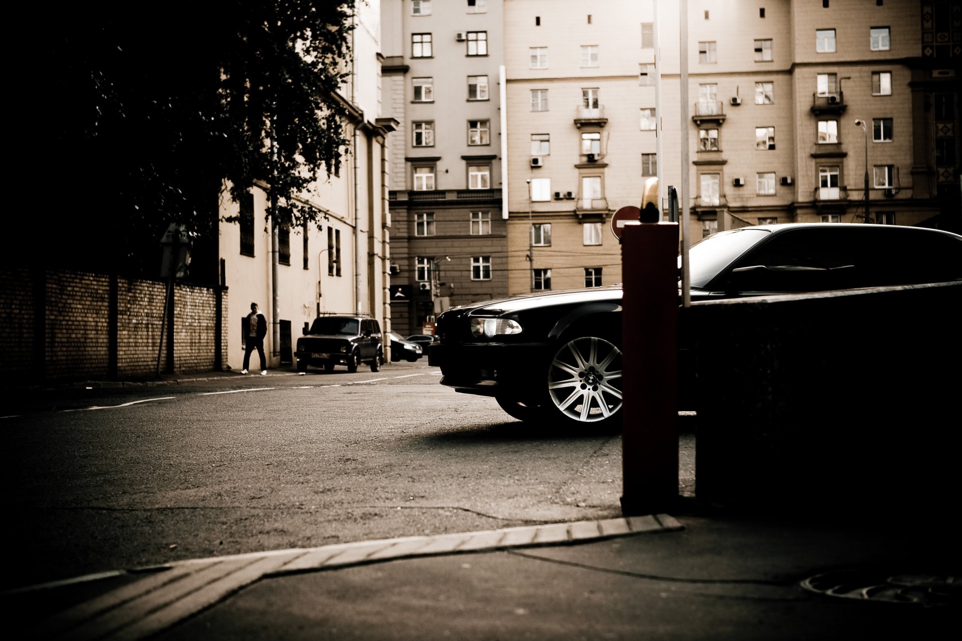 bmw 750 e38 city street buildings houses boomer seven