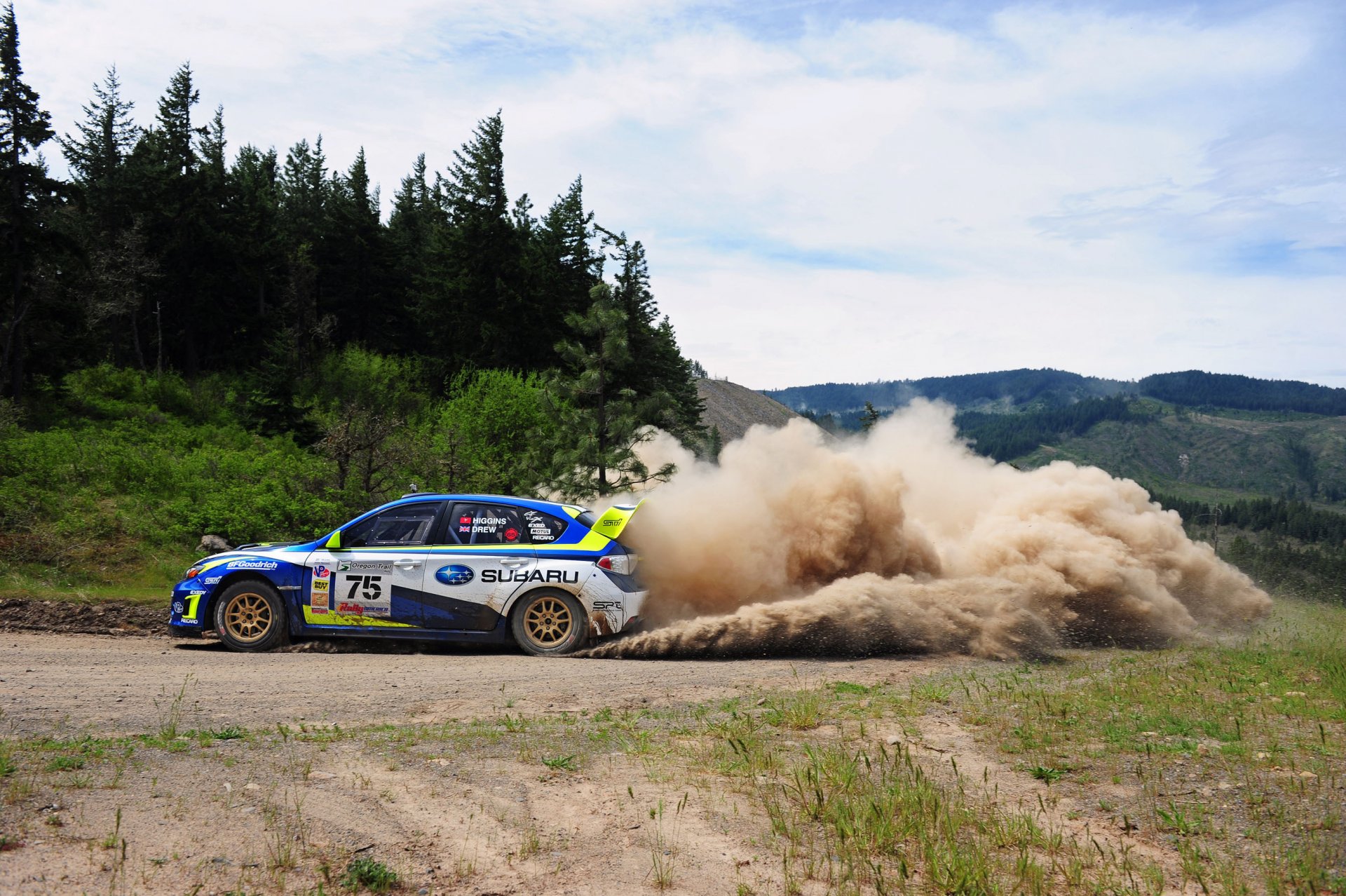 ubaru rally polvo bosque colinas deporte carrera subaru auto coche derrape giro día