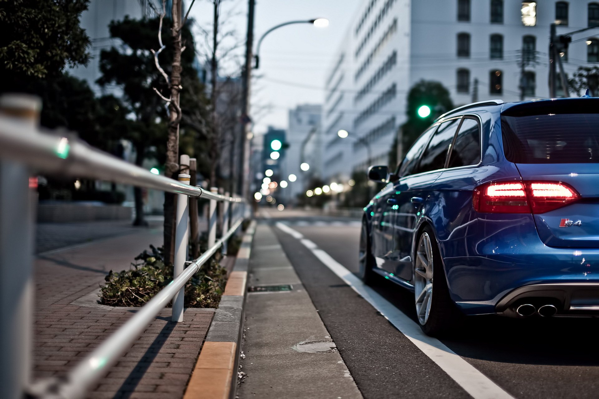 audi s4 blu station wagon città strada bokeh sfocatura