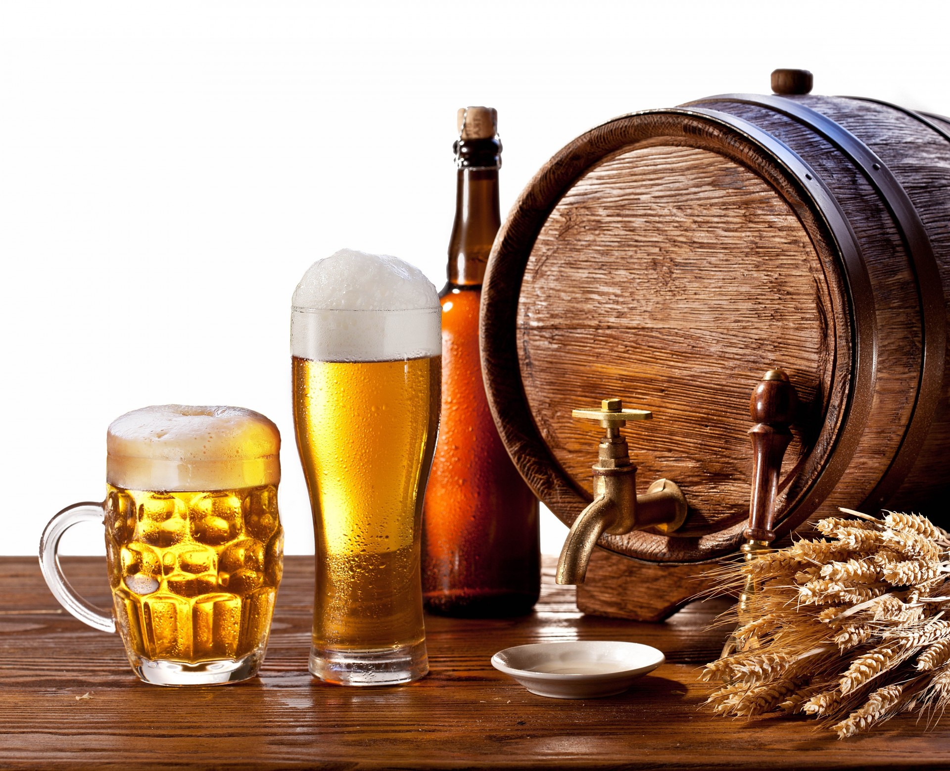 fass flasche tropfen schaum untertasse glas weißer hintergrund ohren wasserhahn tisch komposition bier