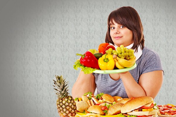 Sur une assiette de saucisses et de fruits différents