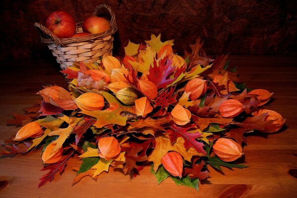 Blumenstrauß aus Blättern, Äpfeln und Keksen