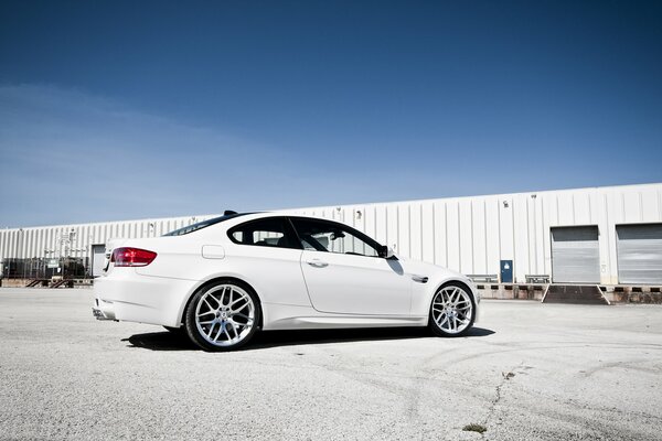 Trois portes blanc BMW dans le parking