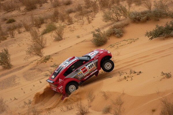 SUV rojo. Rally en la arena