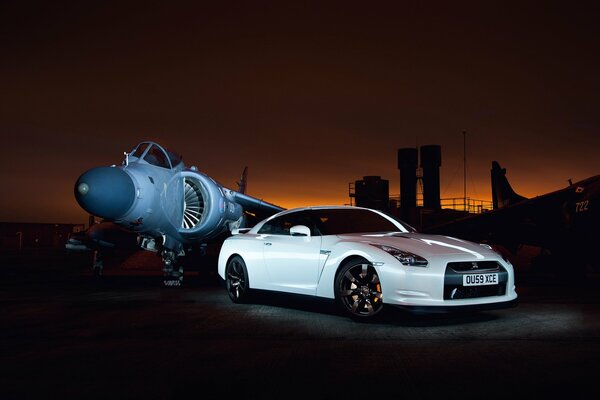 Nissan Godzilla weiß , Sonnenuntergang und Flugplatz