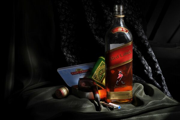 Whisky et cigares sur fond noir