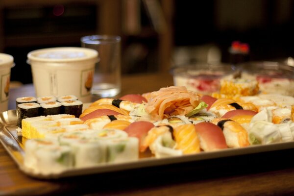 Combo de sushi en una bandeja de primer plano