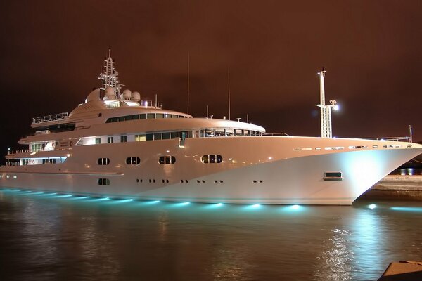 Weiße Yacht am Pier vor dem Hintergrund des Nachthimmels