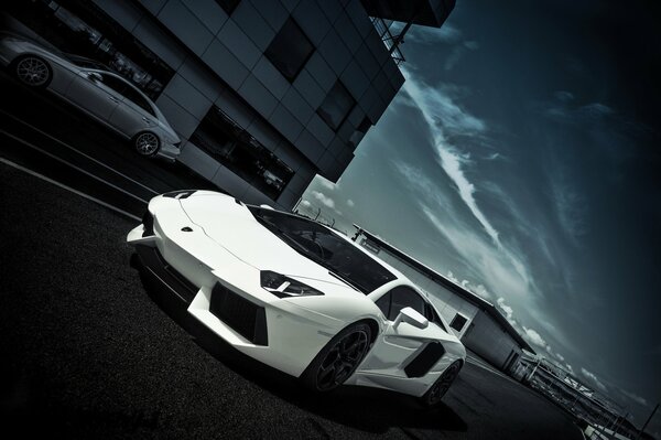 Lamborghini blanc sur la piste en plein air