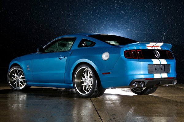 Ford Mustang colore blu vista posteriore