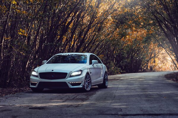 Voiture blanche mercedes cls 63 amg