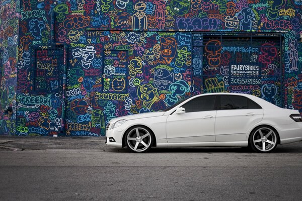 Bianco, mercedes lato su sfondo graffiti