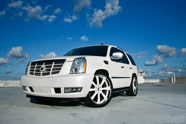 Cadillac Excalaid auf Himmelshintergrund mit Wolken vor dem Auto