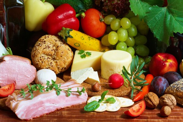 Repas. Bacon, fromage, tomates. Fruits et légumes